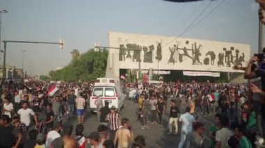 2019 'daki Irak protestolarında Irak hükümetine karşı gösteri yapan kimliği belirsiz kişiler, ayrıca 2019' da Bağdat 'ta Tishreen Devrimi veya Irak İntifadası olarak adlandırıldı.