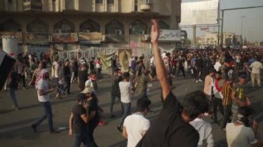 2019 'daki Irak protestolarında Irak hükümetine karşı gösteri yapan kimliği belirsiz kişiler, ayrıca 2019' da Bağdat 'ta Tishreen Devrimi veya Irak İntifadası olarak adlandırıldı.
