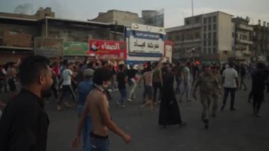 2019 'daki Irak protestolarında Irak hükümetine karşı gösteri yapan kimliği belirsiz kişiler, ayrıca 2019' da Bağdat 'ta Tishreen Devrimi veya Irak İntifadası olarak adlandırıldı.