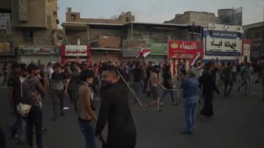 2019 'daki Irak protestolarında Irak hükümetine karşı gösteri yapan kimliği belirsiz kişiler, ayrıca 2019' da Bağdat 'ta Tishreen Devrimi veya Irak İntifadası olarak adlandırıldı.