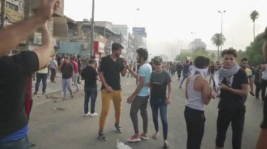 2019 'daki Irak protestolarında Irak hükümetine karşı gösteri yapan kimliği belirsiz kişiler, ayrıca 2019' da Bağdat 'ta Tishreen Devrimi veya Irak İntifadası olarak adlandırıldı.