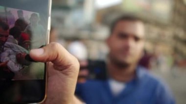 2019 'daki Irak protestolarında Irak hükümetine karşı gösteri yapan kimliği belirsiz kişiler, ayrıca 2019' da Bağdat 'ta Tishreen Devrimi veya Irak İntifadası olarak adlandırıldı.