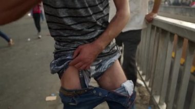 2019 'daki Irak protestolarında Irak hükümetine karşı gösteri yapan kimliği belirsiz kişiler, ayrıca 2019' da Bağdat 'ta Tishreen Devrimi veya Irak İntifadası olarak adlandırıldı.