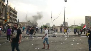 2019 'daki Irak protestolarında Irak hükümetine karşı gösteri yapan kimliği belirsiz kişiler, ayrıca 2019' da Bağdat 'ta Tishreen Devrimi veya Irak İntifadası olarak adlandırıldı.