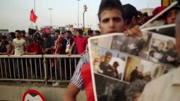 2019 Daki Irak Protestolarında Irak Hükümetine Karşı Gösteri Yapan Kimliği — Stok video