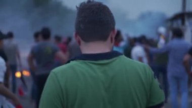 2019 'daki Irak protestolarında Irak hükümetine karşı gösteri yapan kimliği belirsiz kişiler, ayrıca 2019' da Bağdat 'ta Tishreen Devrimi veya Irak İntifadası olarak adlandırıldı.