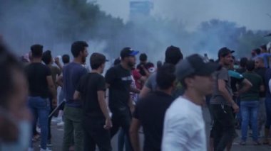 2019 'daki Irak protestolarında Irak hükümetine karşı gösteri yapan kimliği belirsiz kişiler, ayrıca 2019' da Bağdat 'ta Tishreen Devrimi veya Irak İntifadası olarak adlandırıldı.