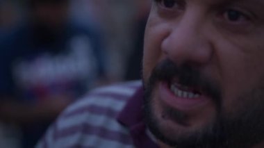 2019 'daki Irak protestolarında Irak hükümetine karşı gösteri yapan kimliği belirsiz kişiler, ayrıca 2019' da Bağdat 'ta Tishreen Devrimi veya Irak İntifadası olarak adlandırıldı.