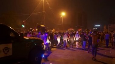 2019 'daki Irak protestolarında Irak hükümetine karşı gösteri yapan kimliği belirsiz kişiler, ayrıca 2019' da Bağdat 'ta Tishreen Devrimi veya Irak İntifadası olarak adlandırıldı.