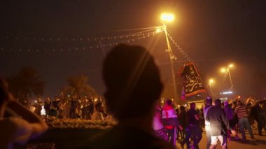 2019 'daki Irak protestolarında Irak hükümetine karşı gösteri yapan kimliği belirsiz kişiler, ayrıca 2019' da Bağdat 'ta Tishreen Devrimi veya Irak İntifadası olarak adlandırıldı.