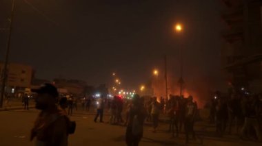 2019 'daki Irak protestolarında Irak hükümetine karşı gösteri yapan kimliği belirsiz kişiler, ayrıca 2019' da Bağdat 'ta Tishreen Devrimi veya Irak İntifadası olarak adlandırıldı.