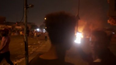 2019 'daki Irak protestolarında Irak hükümetine karşı gösteri yapan kimliği belirsiz kişiler, ayrıca 2019' da Bağdat 'ta Tishreen Devrimi veya Irak İntifadası olarak adlandırıldı.