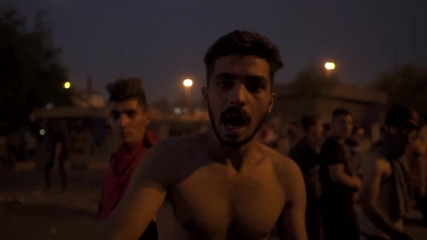 Unbekannte Demonstrieren Gegen Die Irakische Regierung Bei Den Irakischen Protesten — Stockvideo