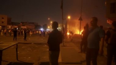 2019 'daki Irak protestolarında Irak hükümetine karşı gösteri yapan kimliği belirsiz kişiler, ayrıca 2019' da Bağdat 'ta Tishreen Devrimi veya Irak İntifadası olarak adlandırıldı.
