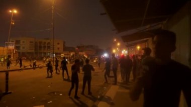 2019 'daki Irak protestolarında Irak hükümetine karşı gösteri yapan kimliği belirsiz kişiler, ayrıca 2019' da Bağdat 'ta Tishreen Devrimi veya Irak İntifadası olarak adlandırıldı.