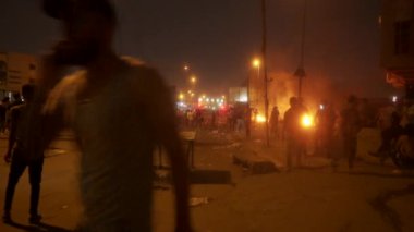 2019 'daki Irak protestolarında Irak hükümetine karşı gösteri yapan kimliği belirsiz kişiler, ayrıca 2019' da Bağdat 'ta Tishreen Devrimi veya Irak İntifadası olarak adlandırıldı.