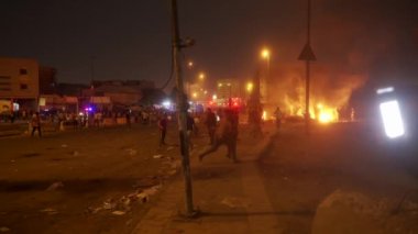 2019 'daki Irak protestolarında Irak hükümetine karşı gösteri yapan kimliği belirsiz kişiler, ayrıca 2019' da Bağdat 'ta Tishreen Devrimi veya Irak İntifadası olarak adlandırıldı.