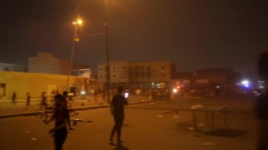 2019 'daki Irak protestolarında Irak hükümetine karşı gösteri yapan kimliği belirsiz kişiler, ayrıca 2019' da Bağdat 'ta Tishreen Devrimi veya Irak İntifadası olarak adlandırıldı.