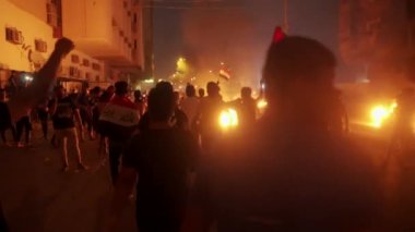2019 'daki Irak protestolarında Irak hükümetine karşı gösteri yapan kimliği belirsiz kişiler, ayrıca 2019' da Bağdat 'ta Tishreen Devrimi veya Irak İntifadası olarak adlandırıldı.