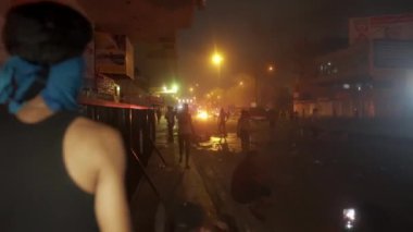 2019 'daki Irak protestolarında Irak hükümetine karşı gösteri yapan kimliği belirsiz kişiler, ayrıca 2019' da Bağdat 'ta Tishreen Devrimi veya Irak İntifadası olarak adlandırıldı.