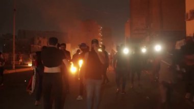 2019 'daki Irak protestolarında Irak hükümetine karşı gösteri yapan kimliği belirsiz kişiler, ayrıca 2019' da Bağdat 'ta Tishreen Devrimi veya Irak İntifadası olarak adlandırıldı.