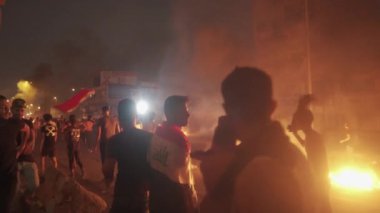 2019 'daki Irak protestolarında Irak hükümetine karşı gösteri yapan kimliği belirsiz kişiler, ayrıca 2019' da Bağdat 'ta Tishreen Devrimi veya Irak İntifadası olarak adlandırıldı.