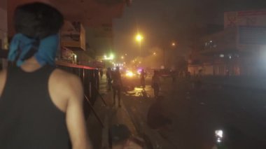 2019 'daki Irak protestolarında Irak hükümetine karşı gösteri yapan kimliği belirsiz kişiler, ayrıca 2019' da Bağdat 'ta Tishreen Devrimi veya Irak İntifadası olarak adlandırıldı.