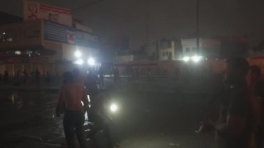 2019 'daki Irak protestolarında Irak hükümetine karşı gösteri yapan kimliği belirsiz kişiler, ayrıca 2019' da Bağdat 'ta Tishreen Devrimi veya Irak İntifadası olarak adlandırıldı.