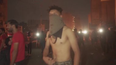 2019 'daki Irak protestolarında Irak hükümetine karşı gösteri yapan kimliği belirsiz kişiler, ayrıca 2019' da Bağdat 'ta Tishreen Devrimi veya Irak İntifadası olarak adlandırıldı.