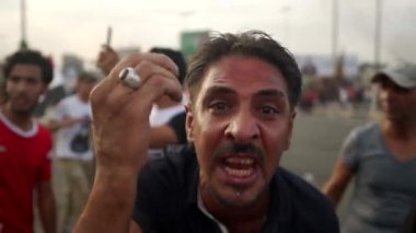 2019 'daki Irak protestolarında Irak hükümetine karşı gösteri yapan kimliği belirsiz kişiler, ayrıca 2019' da Bağdat 'ta Tishreen Devrimi veya Irak İntifadası olarak adlandırıldı.