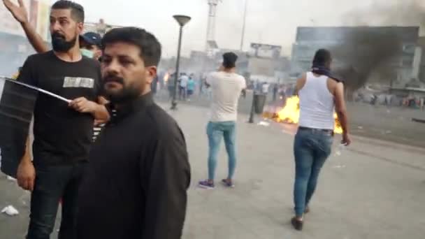 Unbekannte Demonstrieren Gegen Die Irakische Regierung Bei Den Irakischen Protesten — Stockvideo