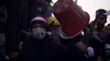 2019 'daki Irak protestolarında Irak hükümetine karşı gösteri yapan kimliği belirsiz kişiler, ayrıca 2019' da Bağdat 'ta Tishreen Devrimi veya Irak İntifadası olarak adlandırıldı.