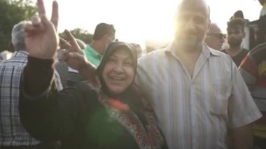 2019 'daki Irak protestolarında Irak hükümetine karşı gösteri yapan kimliği belirsiz kişiler, ayrıca 2019' da Bağdat 'ta Tishreen Devrimi veya Irak İntifadası olarak adlandırıldı.