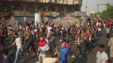 2019 'daki Irak protestolarında Irak hükümetine karşı gösteri yapan kimliği belirsiz kişiler, ayrıca 2019' da Bağdat 'ta Tishreen Devrimi veya Irak İntifadası olarak adlandırıldı.