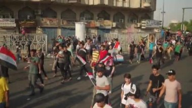 2019 'daki Irak protestolarında Irak hükümetine karşı gösteri yapan kimliği belirsiz kişiler, ayrıca 2019' da Bağdat 'ta Tishreen Devrimi veya Irak İntifadası olarak adlandırıldı.