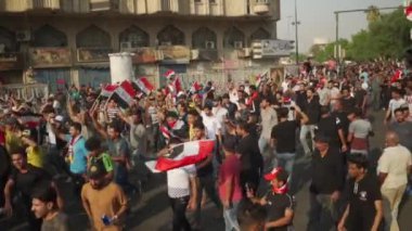 2019 'daki Irak protestolarında Irak hükümetine karşı gösteri yapan kimliği belirsiz kişiler, ayrıca 2019' da Bağdat 'ta Tishreen Devrimi veya Irak İntifadası olarak adlandırıldı.