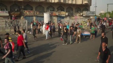 2019 'daki Irak protestolarında Irak hükümetine karşı gösteri yapan kimliği belirsiz kişiler, ayrıca 2019' da Bağdat 'ta Tishreen Devrimi veya Irak İntifadası olarak adlandırıldı.
