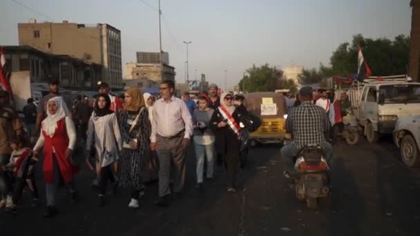 Unidentified People Demonstrating Iraqi Government 2019 Iraqi Protests Also Named — стоковое видео