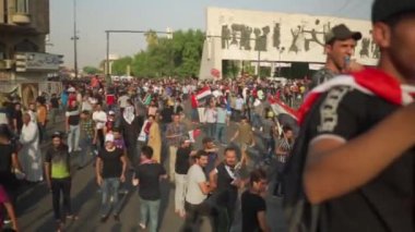 2019 'daki Irak protestolarında Irak hükümetine karşı gösteri yapan kimliği belirsiz kişiler, ayrıca 2019' da Bağdat 'ta Tishreen Devrimi veya Irak İntifadası olarak adlandırıldı.