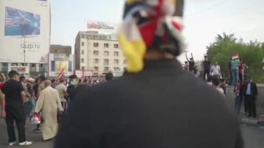 2019 'daki Irak protestolarında Irak hükümetine karşı gösteri yapan kimliği belirsiz kişiler, ayrıca 2019' da Bağdat 'ta Tishreen Devrimi veya Irak İntifadası olarak adlandırıldı.