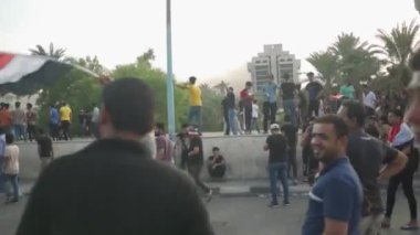 2019 'daki Irak protestolarında Irak hükümetine karşı gösteri yapan kimliği belirsiz kişiler, ayrıca 2019' da Bağdat 'ta Tishreen Devrimi veya Irak İntifadası olarak adlandırıldı.