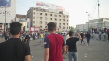 2019 'daki Irak protestolarında Irak hükümetine karşı gösteri yapan kimliği belirsiz kişiler, ayrıca 2019' da Bağdat 'ta Tishreen Devrimi veya Irak İntifadası olarak adlandırıldı.