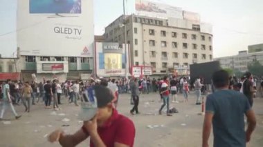 2019 'daki Irak protestolarında Irak hükümetine karşı gösteri yapan kimliği belirsiz kişiler, ayrıca 2019' da Bağdat 'ta Tishreen Devrimi veya Irak İntifadası olarak adlandırıldı.