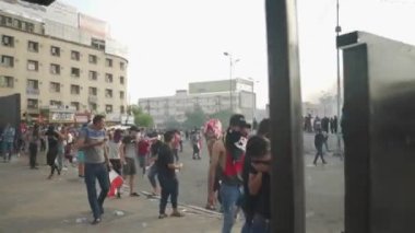 2019 'daki Irak protestolarında Irak hükümetine karşı gösteri yapan kimliği belirsiz kişiler, ayrıca 2019' da Bağdat 'ta Tishreen Devrimi veya Irak İntifadası olarak adlandırıldı.