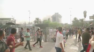 2019 'daki Irak protestolarında Irak hükümetine karşı gösteri yapan kimliği belirsiz kişiler, ayrıca 2019' da Bağdat 'ta Tishreen Devrimi veya Irak İntifadası olarak adlandırıldı.