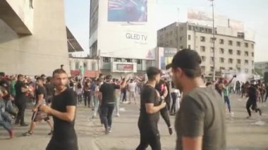 2019 'daki Irak protestolarında Irak hükümetine karşı gösteri yapan kimliği belirsiz kişiler, ayrıca 2019' da Bağdat 'ta Tishreen Devrimi veya Irak İntifadası olarak adlandırıldı.