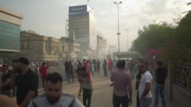 2019 'daki Irak protestolarında Irak hükümetine karşı gösteri yapan kimliği belirsiz kişiler, ayrıca 2019' da Bağdat 'ta Tishreen Devrimi veya Irak İntifadası olarak adlandırıldı.