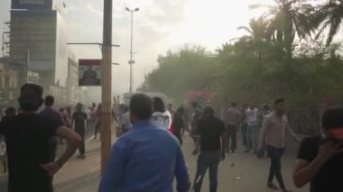 2019 'daki Irak protestolarında Irak hükümetine karşı gösteri yapan kimliği belirsiz kişiler, ayrıca 2019' da Bağdat 'ta Tishreen Devrimi veya Irak İntifadası olarak adlandırıldı.