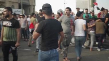 2019 'daki Irak protestolarında Irak hükümetine karşı gösteri yapan kimliği belirsiz kişiler, ayrıca 2019' da Bağdat 'ta Tishreen Devrimi veya Irak İntifadası olarak adlandırıldı.