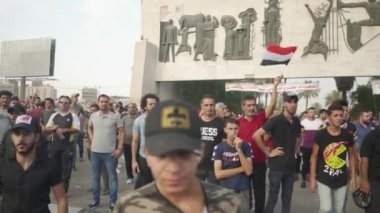 2019 'daki Irak protestolarında Irak hükümetine karşı gösteri yapan kimliği belirsiz kişiler, ayrıca 2019' da Bağdat 'ta Tishreen Devrimi veya Irak İntifadası olarak adlandırıldı.